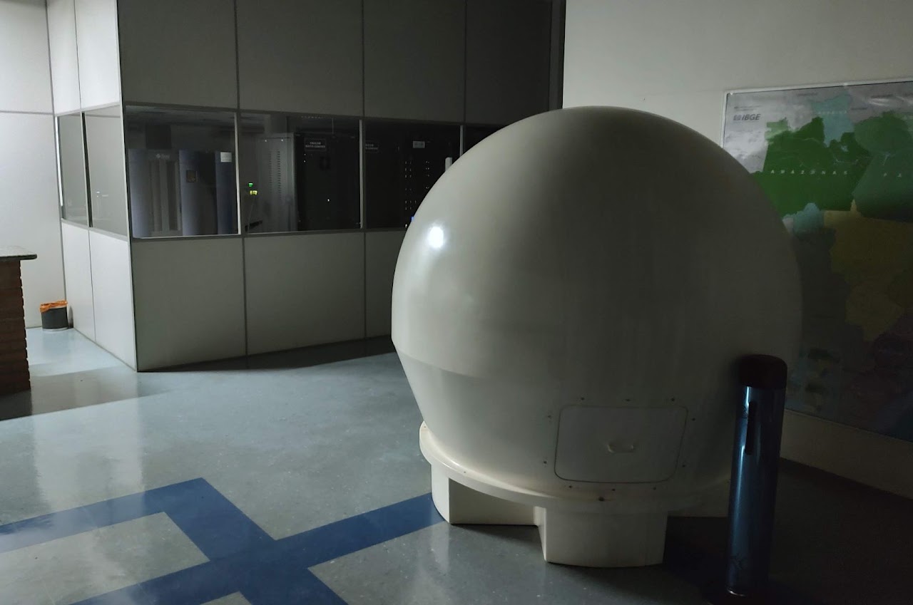 Radome de antena em sala técnica